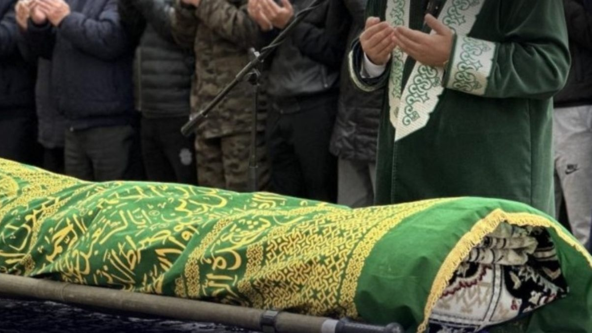 "Титтей қызды зорлаған": Атырауда жұрт педофилдің жаназасына ағылды