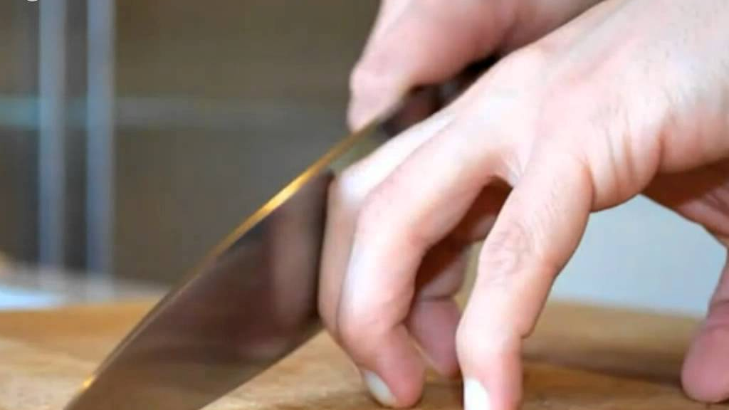 Күйеуінің жыныс мүшесін кесіп тастаған әйел сотта ақталып шықты