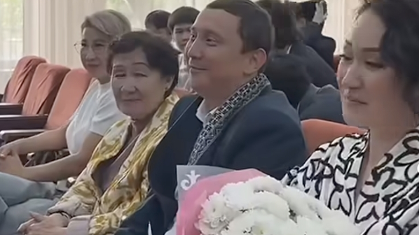 Қайрат Әділгерейдің отбасын мектепте оқушыларға үлгі етіп, дәріптеді