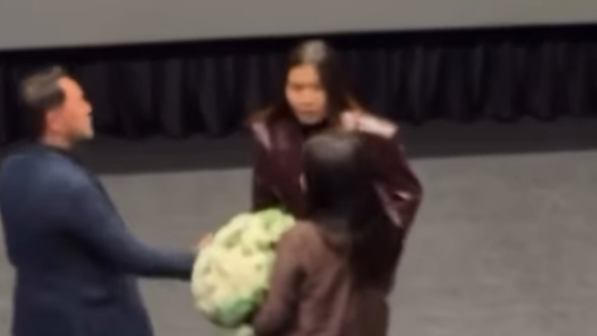 Күйеуін көңілдесімен театрда ұстап алған әйел екеуін де аямай сабады (Видео)