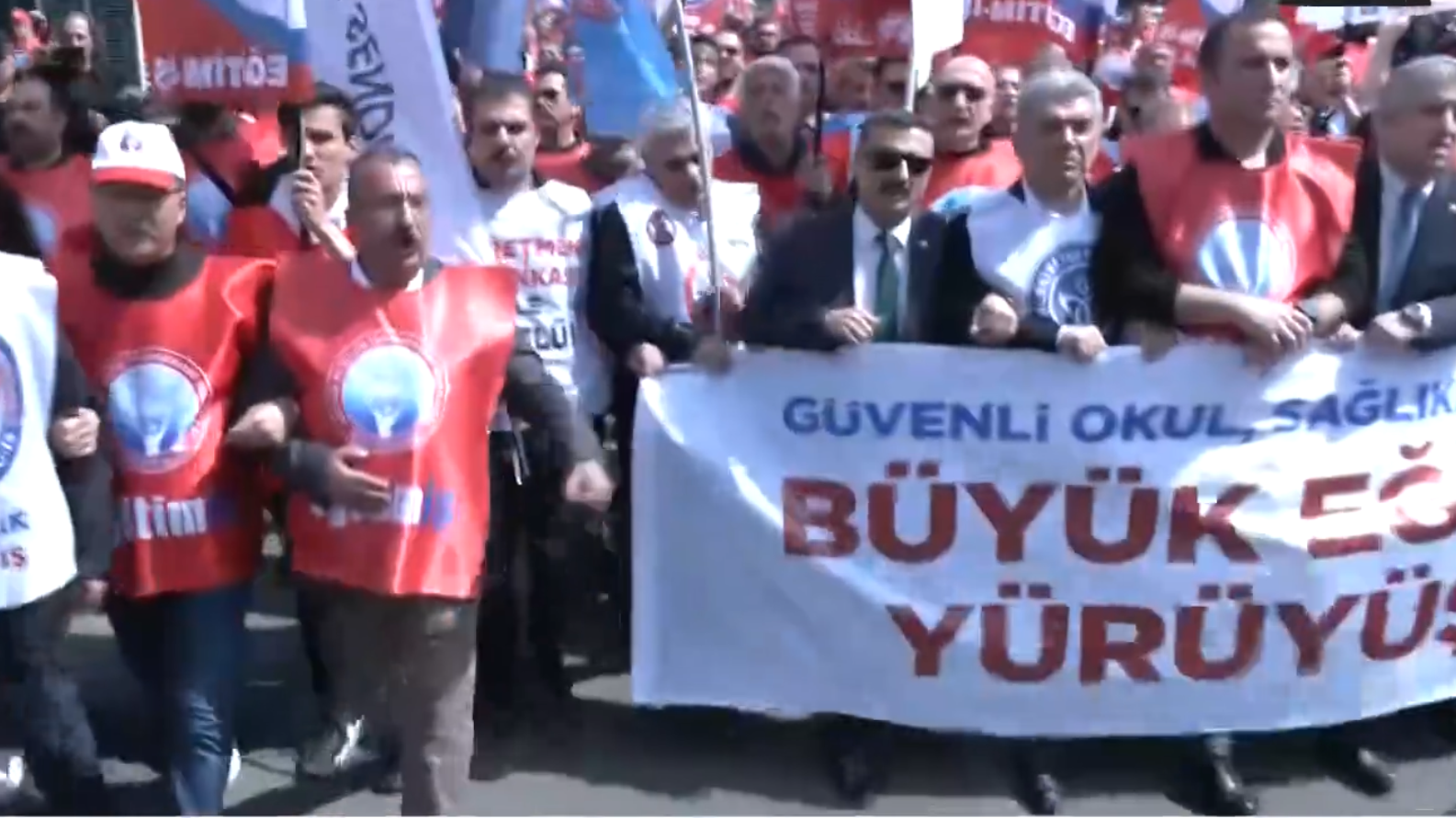 Түркияда мектептерге жасалған шабуылдардан кейін мұғалімдер наразылыққа шықты