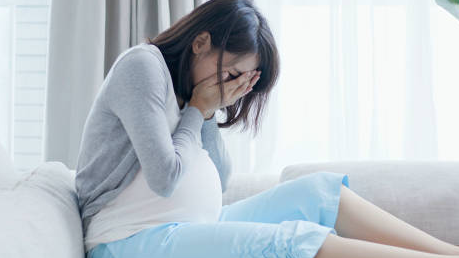 "Шарасыздық шегі": Алматылық әйел іштегі сәбиін беретін отбасы іздеп отыр