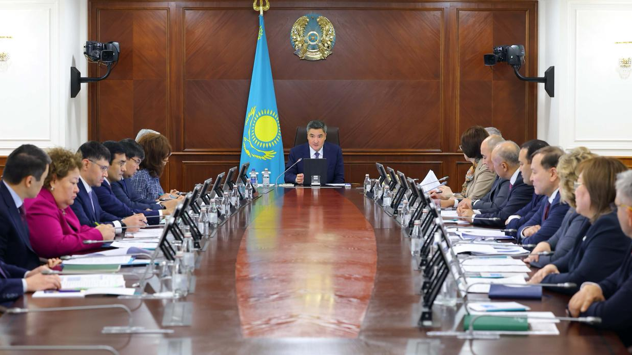Олжас Бектенов медициналық өнеркәсіпті дамыту мәселелері бойынша отырыс өткізді 