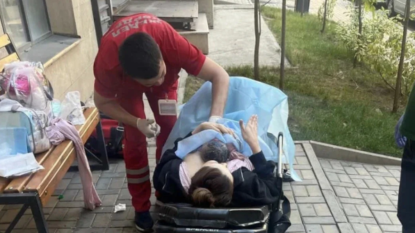 Алматыда келіншек аулада босанып қалды