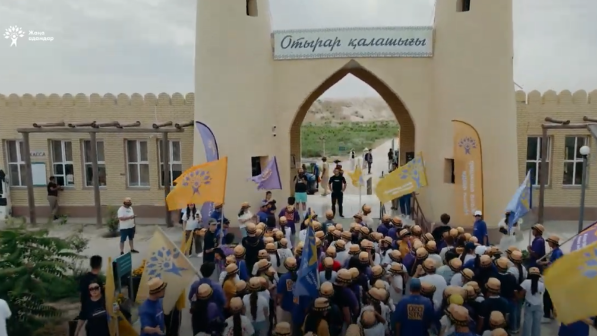 Конституция күшіне енген күні Жаңа адамдар Алтын Орданың тарихи мұрасы саналатын Отырар қалашығын ЮНЕСКО-ның Дүниежүзілік мұралар тізіміне енгізу туралы өтініш жолдады