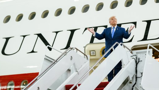 Трамп неге басқа ұшақта жасырын ұшып кеткенінің себебін айтты