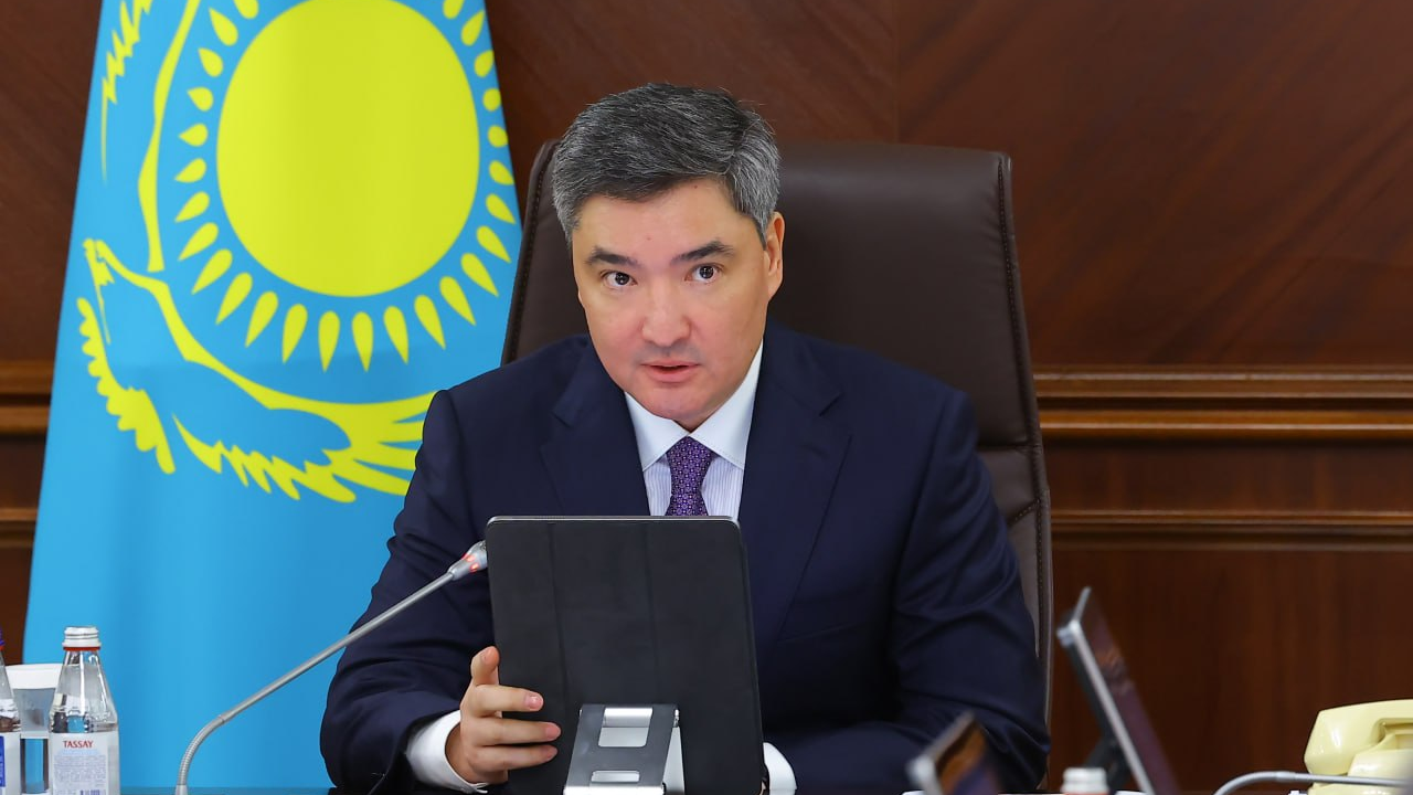 Балаларды қолдау, мектептердегі тамақтану және жоғары оқу орындарының дайындығы: Олжас Бектенов оқу жылының басталуына қарай тапсырма берді