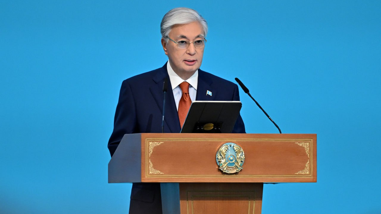 Президент: «Педагогтерді ығыр қылатын қағазбастылықтан, бітпейтін есептен, аттестациядан өту талабынан және басқа да пайдасыз тексерістерден босату керек»