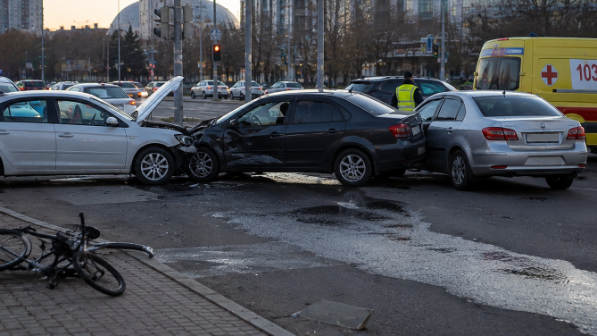 Астанада үш көлік соқтығысып, автомобиль велосипедшіні қағып кетті
