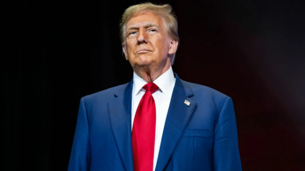Трамп үш көмекшісіне 45 мың доллардан қолма-қол ақша сыйлаған: Ақ үй түсініктеме берді