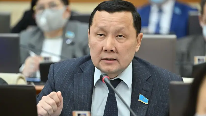 "Қылғындырма қыздарды орамалмен": Абзал Құспанды оқырманы сөзбен талап жатыр