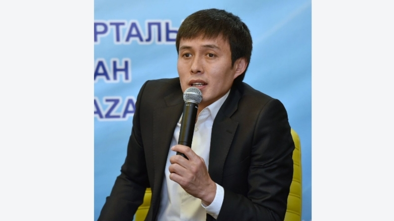 Әнші Ердос Қанаевты жұрт желіде "талап жатыр"