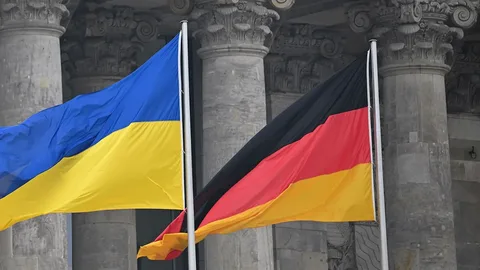 Германия канцлері Киевке келді: Украинаға тағы 1,35 млрд еуро бөлінеді