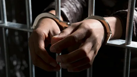Алматыда басына қап кигізілген ер адамды подъезден алып шыққан: үш күдікті ұсталды