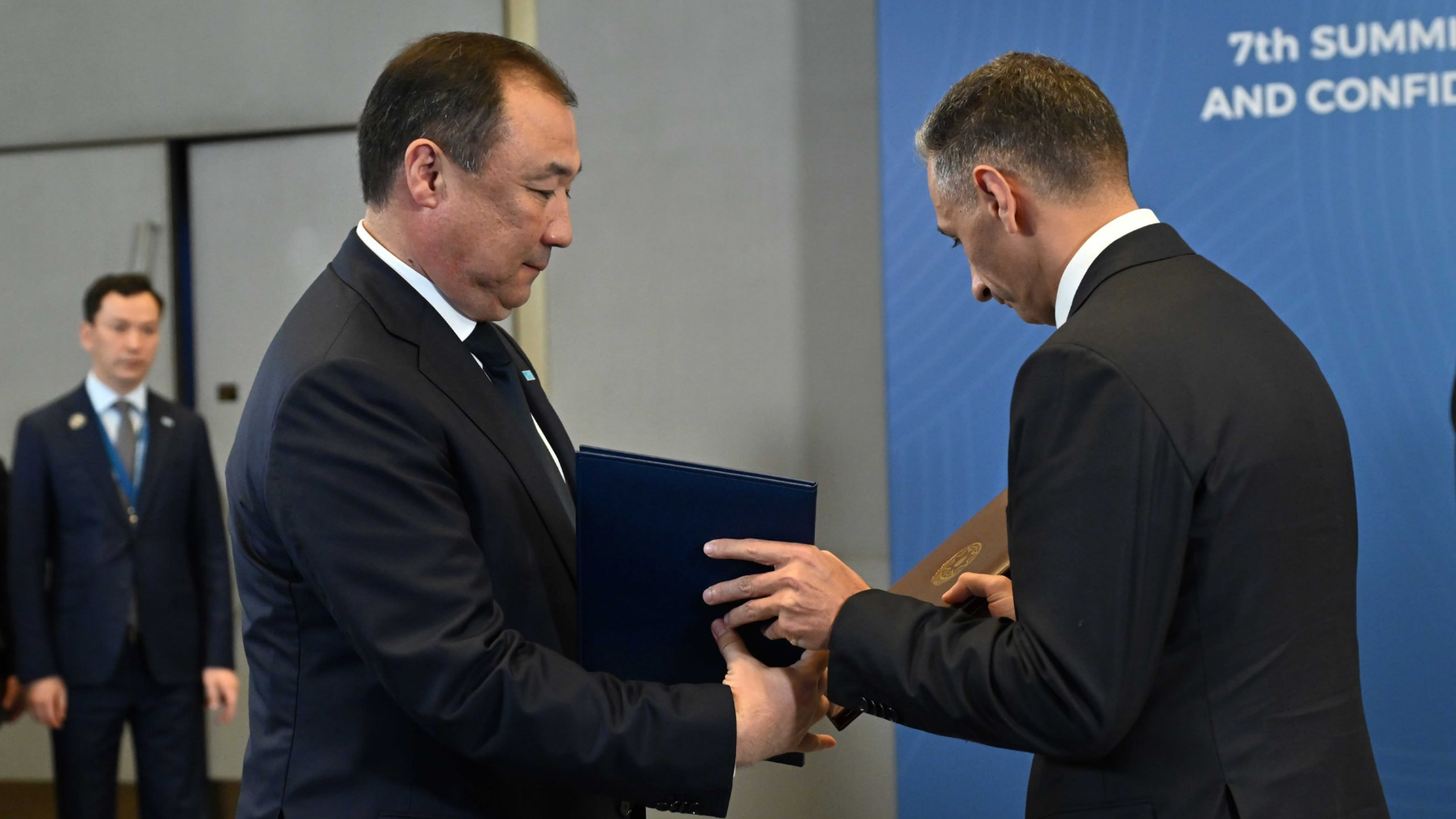 Мемлекеттер басшыларының қатысуымен Қазақстан мен Әзербайжан Үкіметтері арасында қол қойылған Транскаспий халықаралық көлік дәлізін дамыту жөніндегі ынтымақтастық туралы келісімді алмасу рәсімі өтті