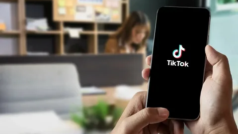 TikTok-та қазақстандықтарға 5 миллион теңгеге дейінгі қарызды кешіруге уәде беріп жатыр