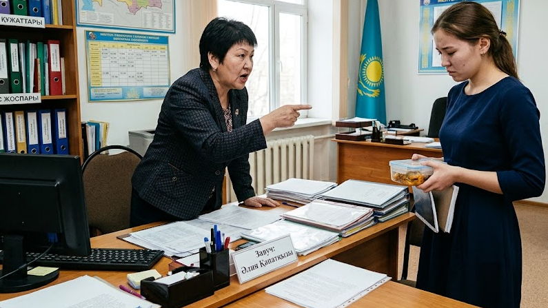 "Мектептегі "дедовщина": Завуч мұғалімдеріне кафеден тамақ тасытып, әлімжеттік жасаған