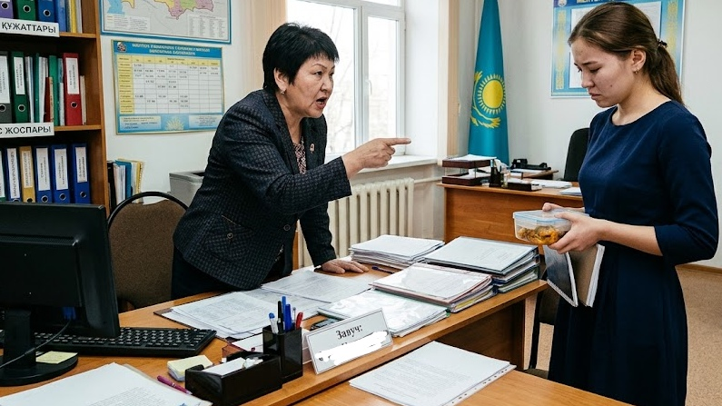 "Мектептегі "дедовщина": Завуч мұғалімдеріне кафеден тамақ тасытып, әлімжеттік жасаған